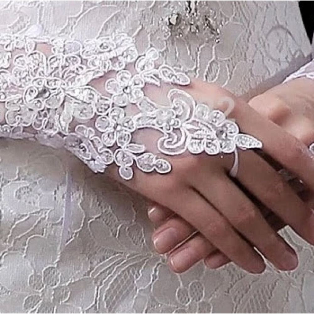 Elegant Short White Lace Gloves